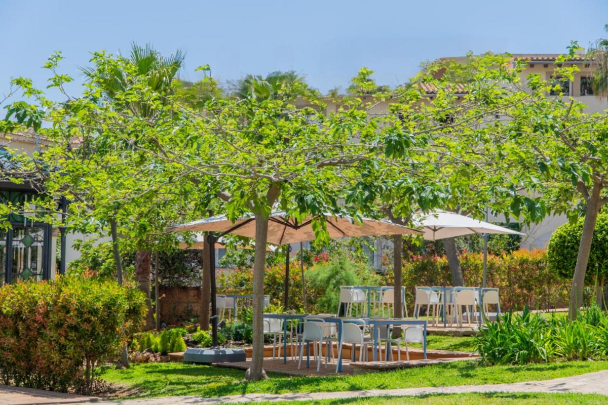 Jardín al aire libre en GPRO Valparaiso Palace & Spa