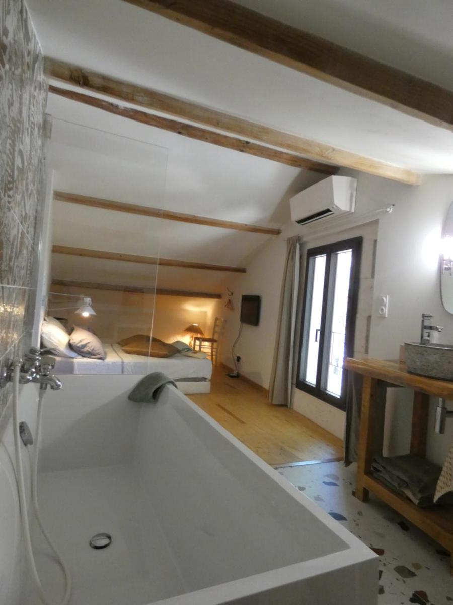 Chambre d'hôtes dans une ancienne bergerie - La Bergerie du Monde - Housity