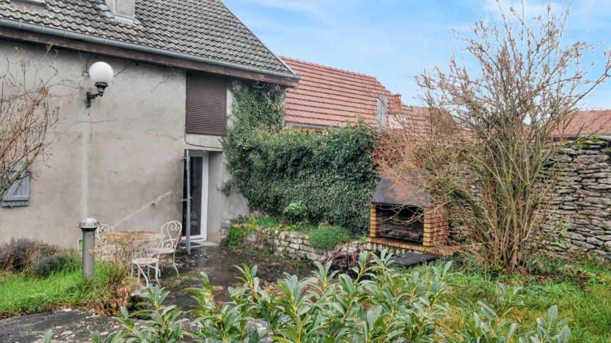 Maison pittoresque a Echalot avec jardin cloture - Housity