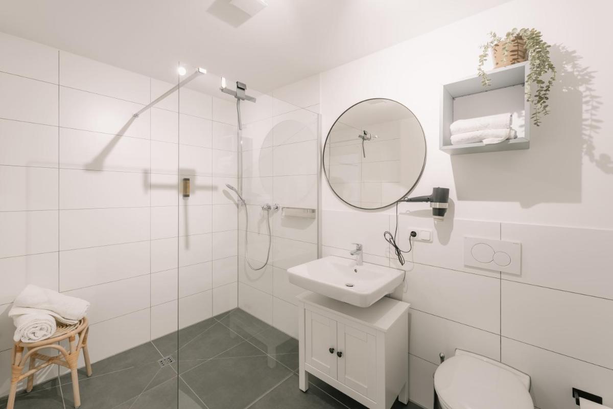 5 Min Central 1-Room Apartment - free parking 600 mbit Wifi - Housity