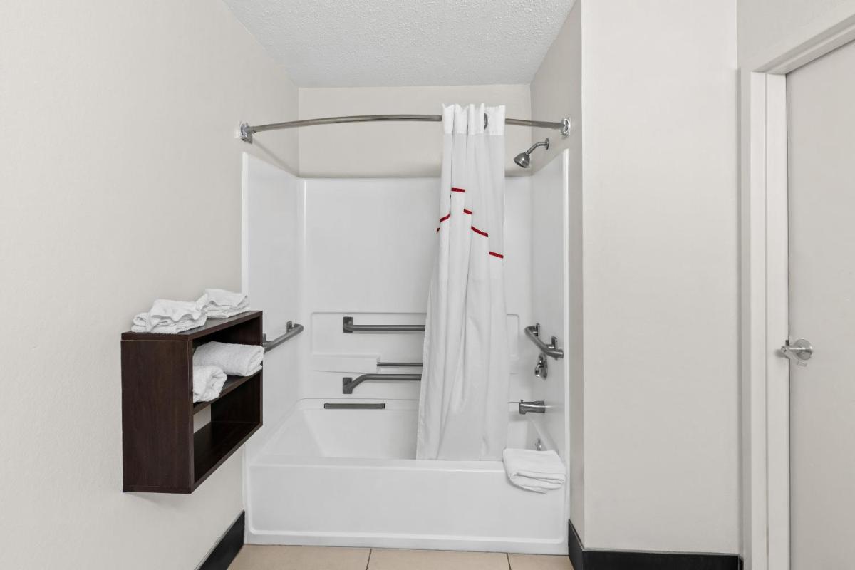 Red Roof PLUS+ & Suites Atlanta Airport South - Housity