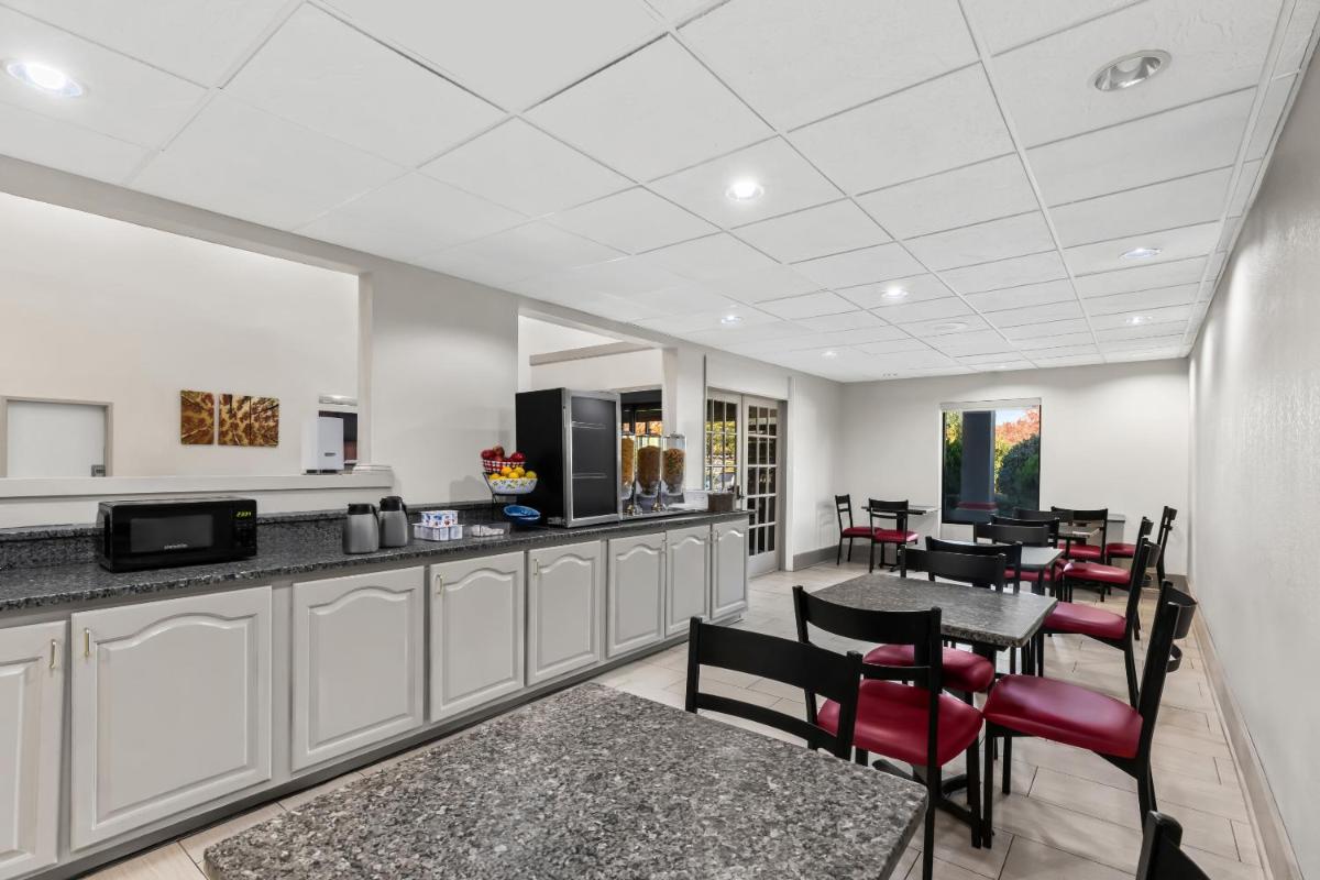 Red Roof PLUS+ & Suites Atlanta Airport South - Housity