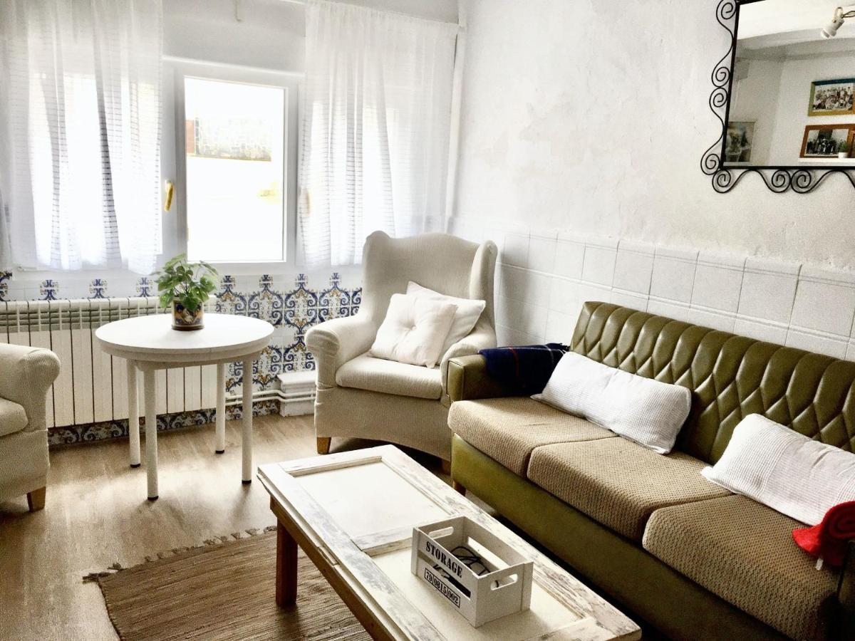 Charming House in El Poyo del Cid with Garden and Terrace - Housity