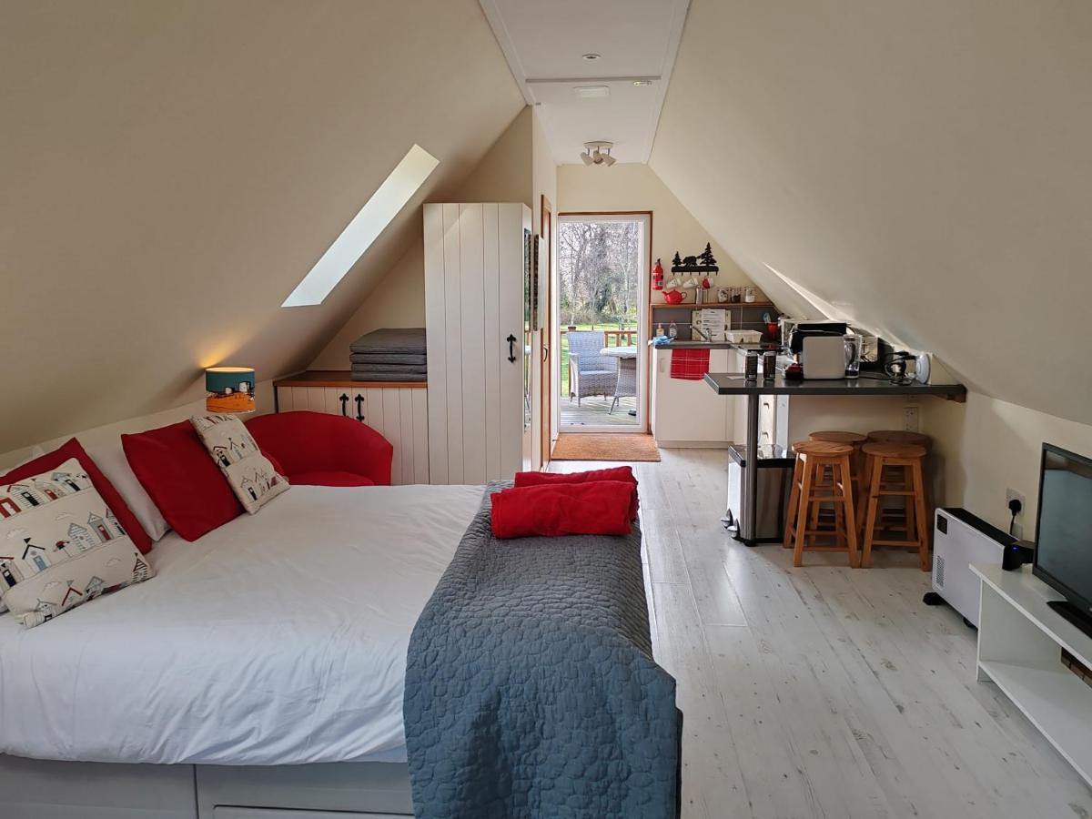 Hayne Barn Estate 6 Luxury Lodges with private hot-tubs AND 1 studio without hot-tub - Housity