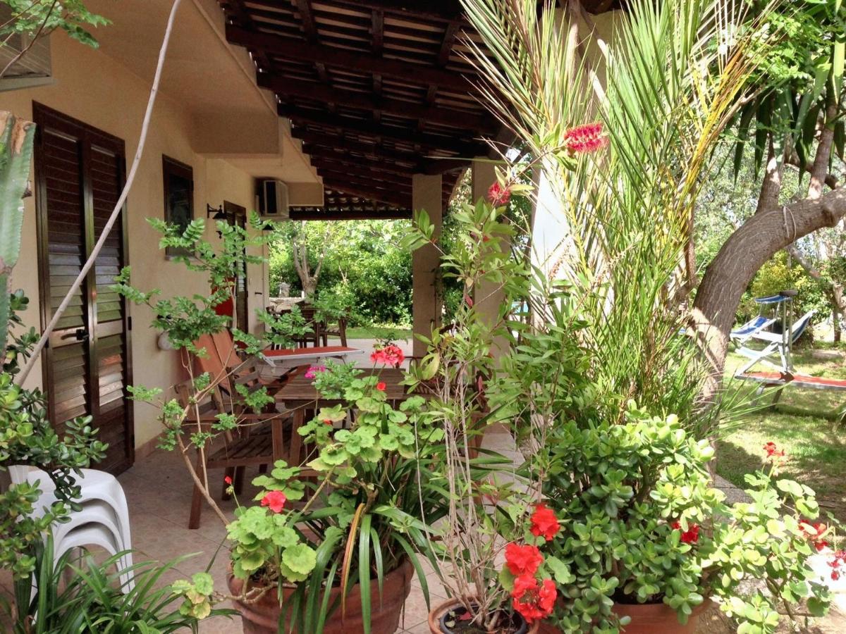 Charming House with Pool - Housity