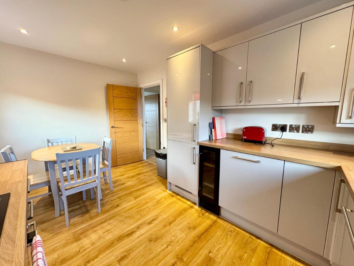 GWEL Y TYWYN - 2 BED APT-ON THE BEACH-TREARDDUR - Housity