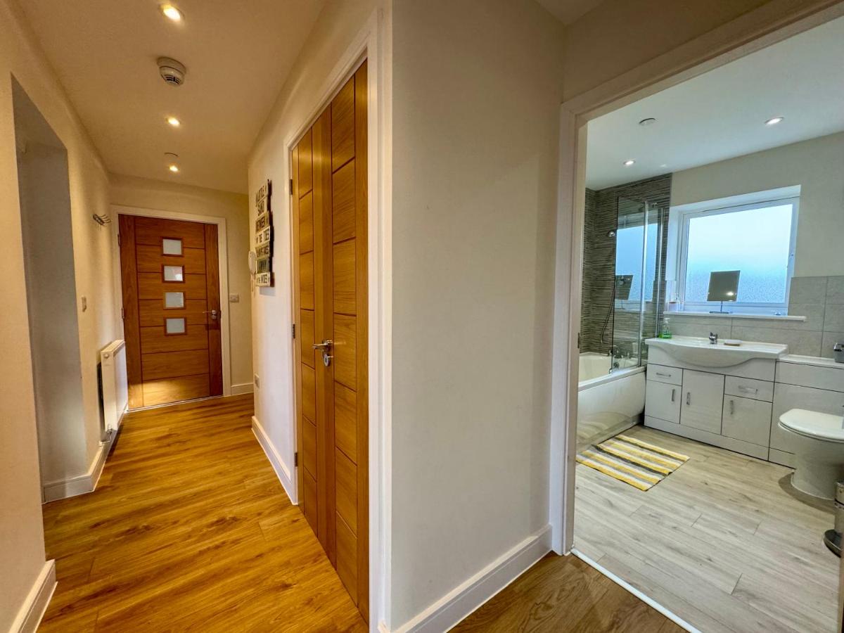 GWEL Y TYWYN - 2 BED APT-ON THE BEACH-TREARDDUR - Housity