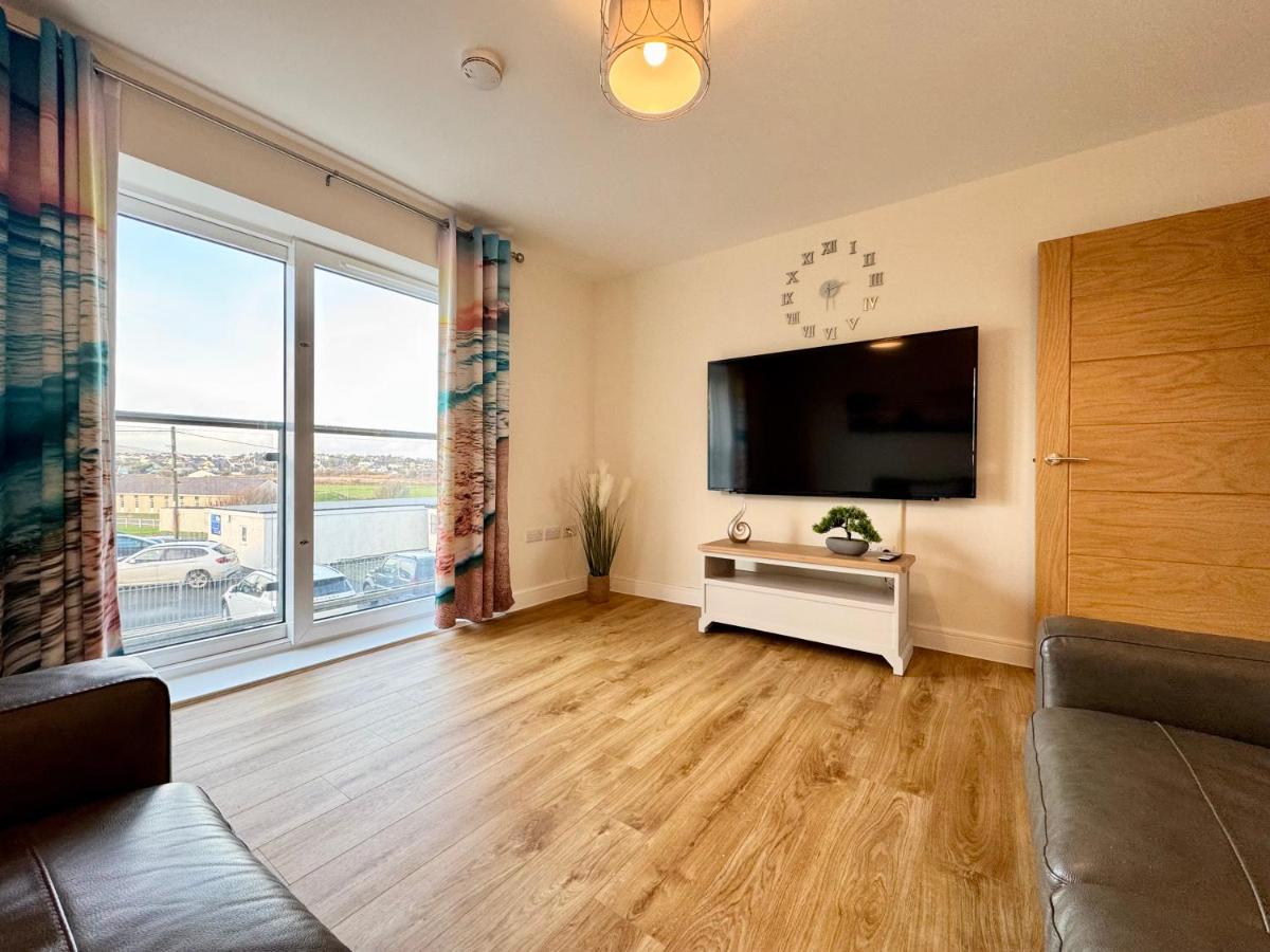 GWEL Y TYWYN - 2 BED APT-ON THE BEACH-TREARDDUR - Housity