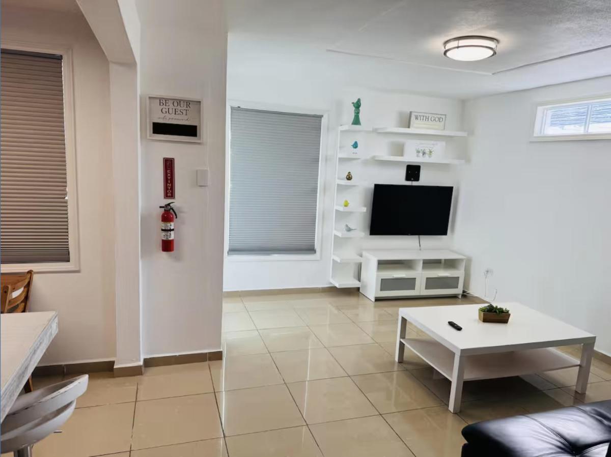 Hollywood Apartments - Housity