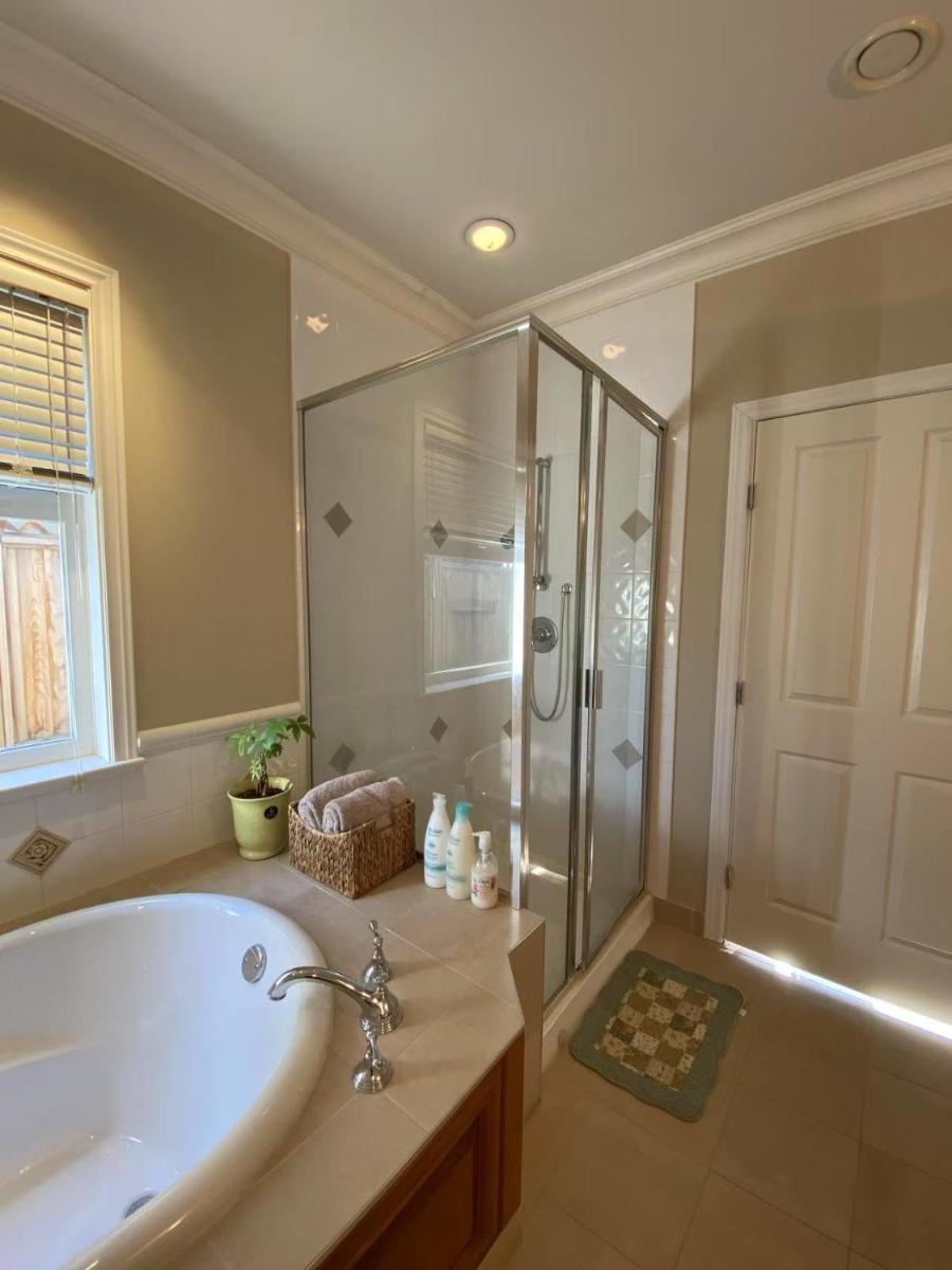 Lucky suite, two-bedroom suite with independent entrance in Richmond close to YVR - Housity