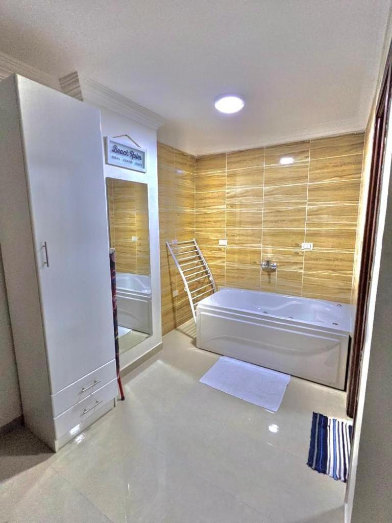 Fanta Sea Studio with private jacuzzi - Al Ahyaa - Housity