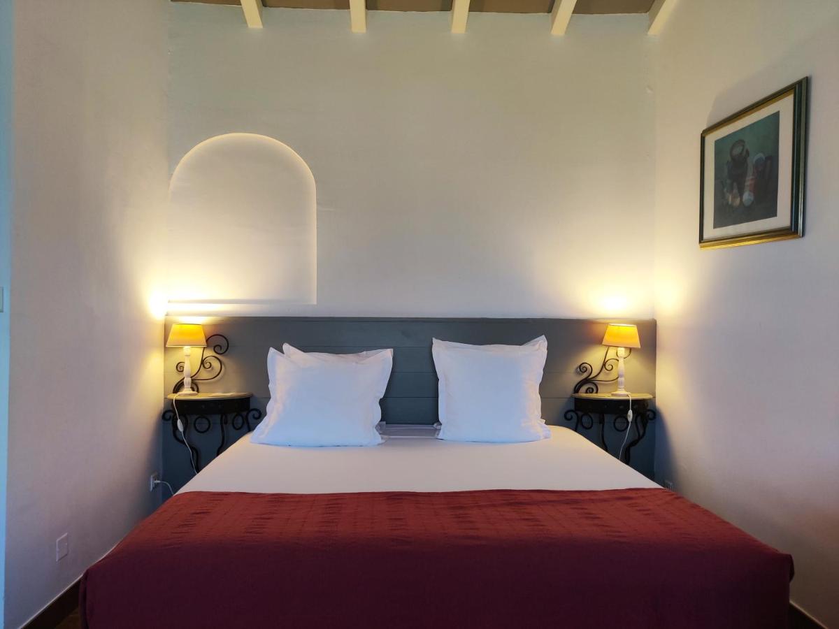 une chambre avec un lit avec deux oreillers et deux lampes dans l'établissement Le Roc E Fiori Hotel - Teritoria, à Porto-Vecchio 78 autres photos