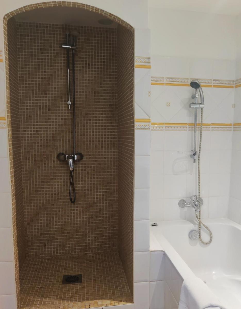 Salle de bains dans l'établissement Le Roc E Fiori Hotel - Teritoria