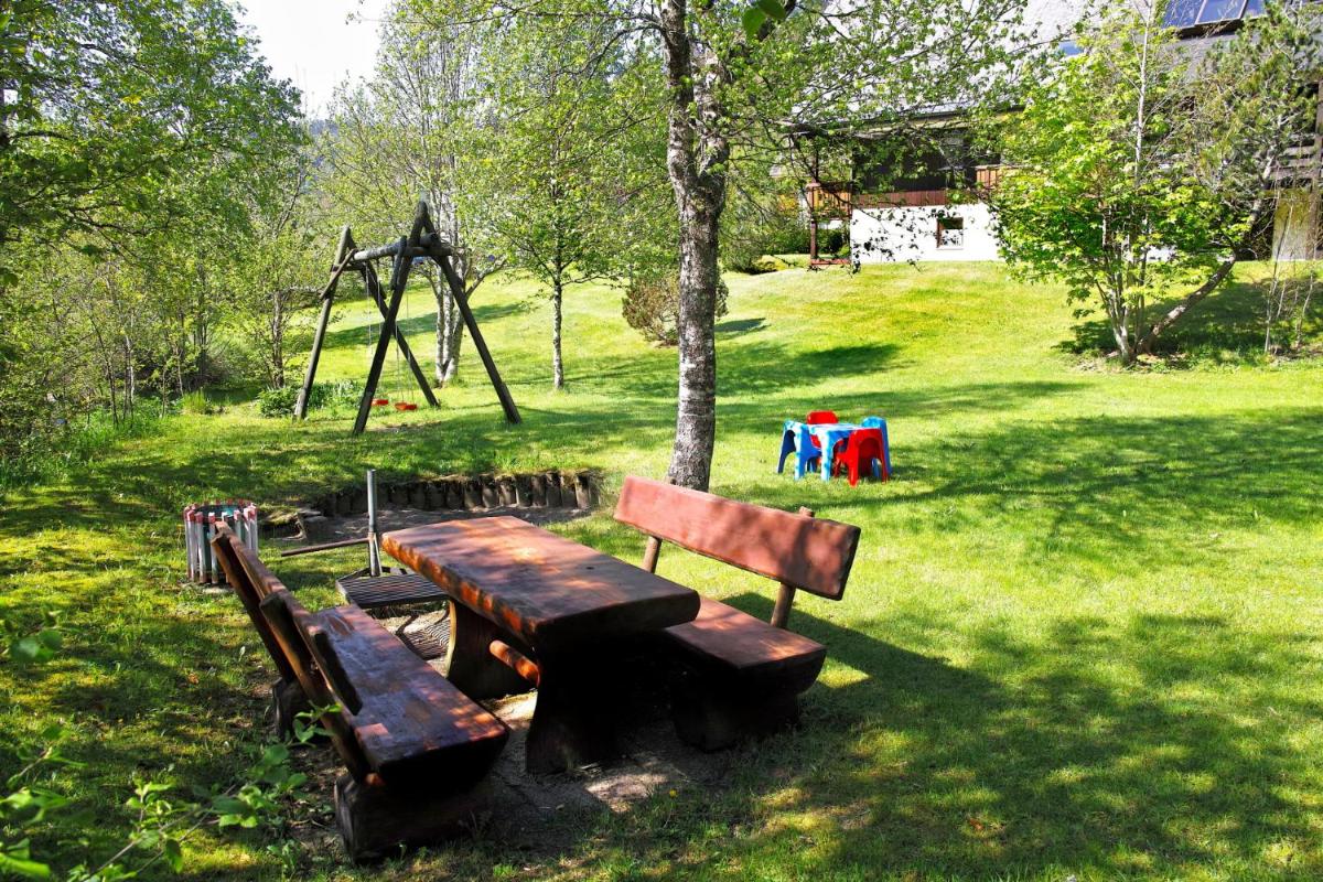 Großer Garten mit Grill,-Spiel und Sitzmöglichkeiten-umgeben von schöner Natur-Ferienhaus Albmatte - Housity