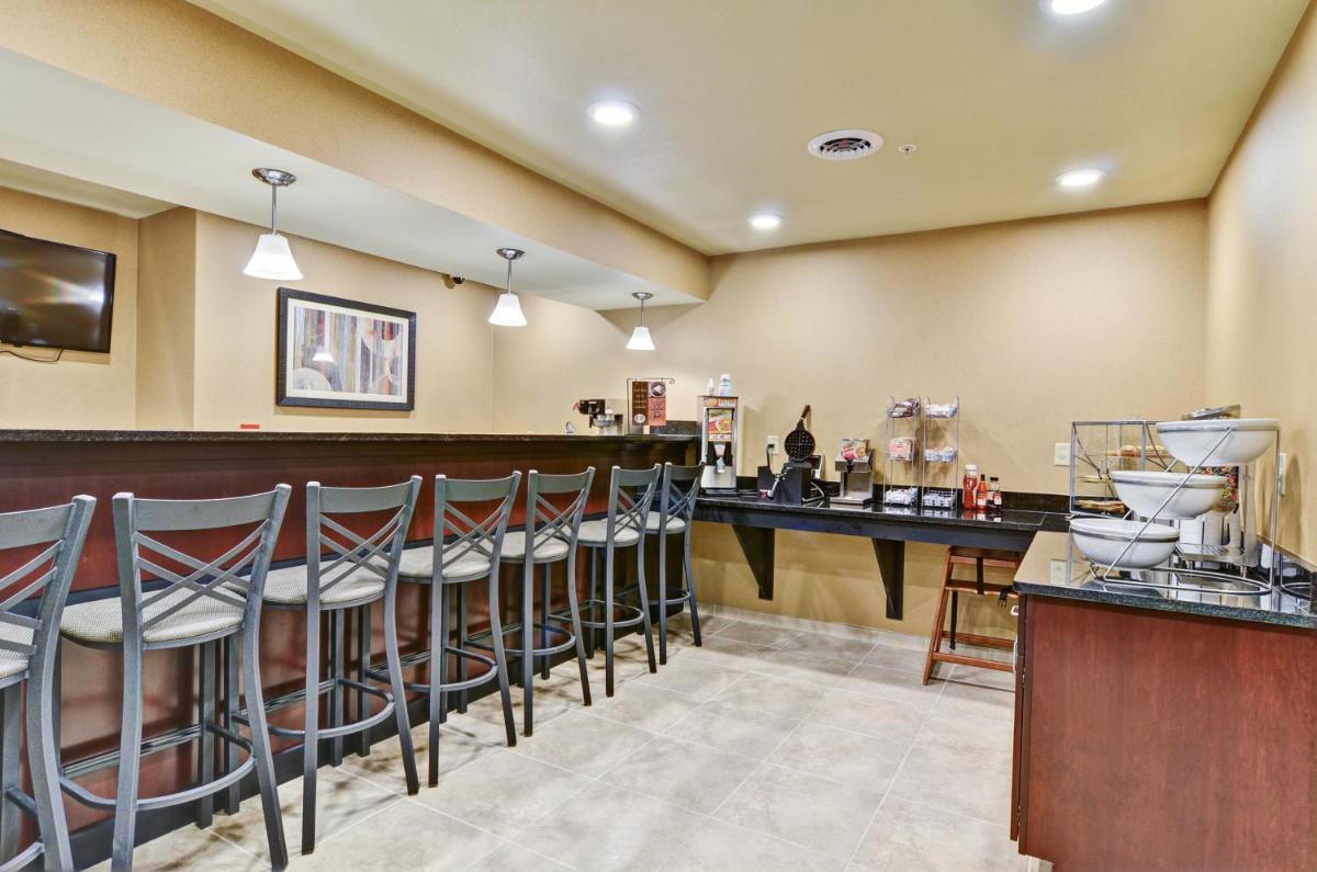 Cobblestone Inn & Suites - Ambridge - Housity
