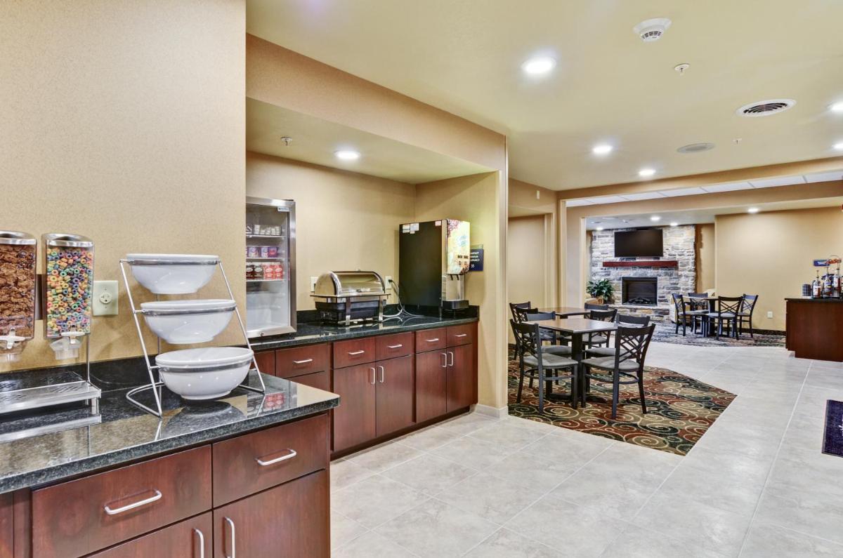 Cobblestone Inn & Suites - Ambridge - Housity