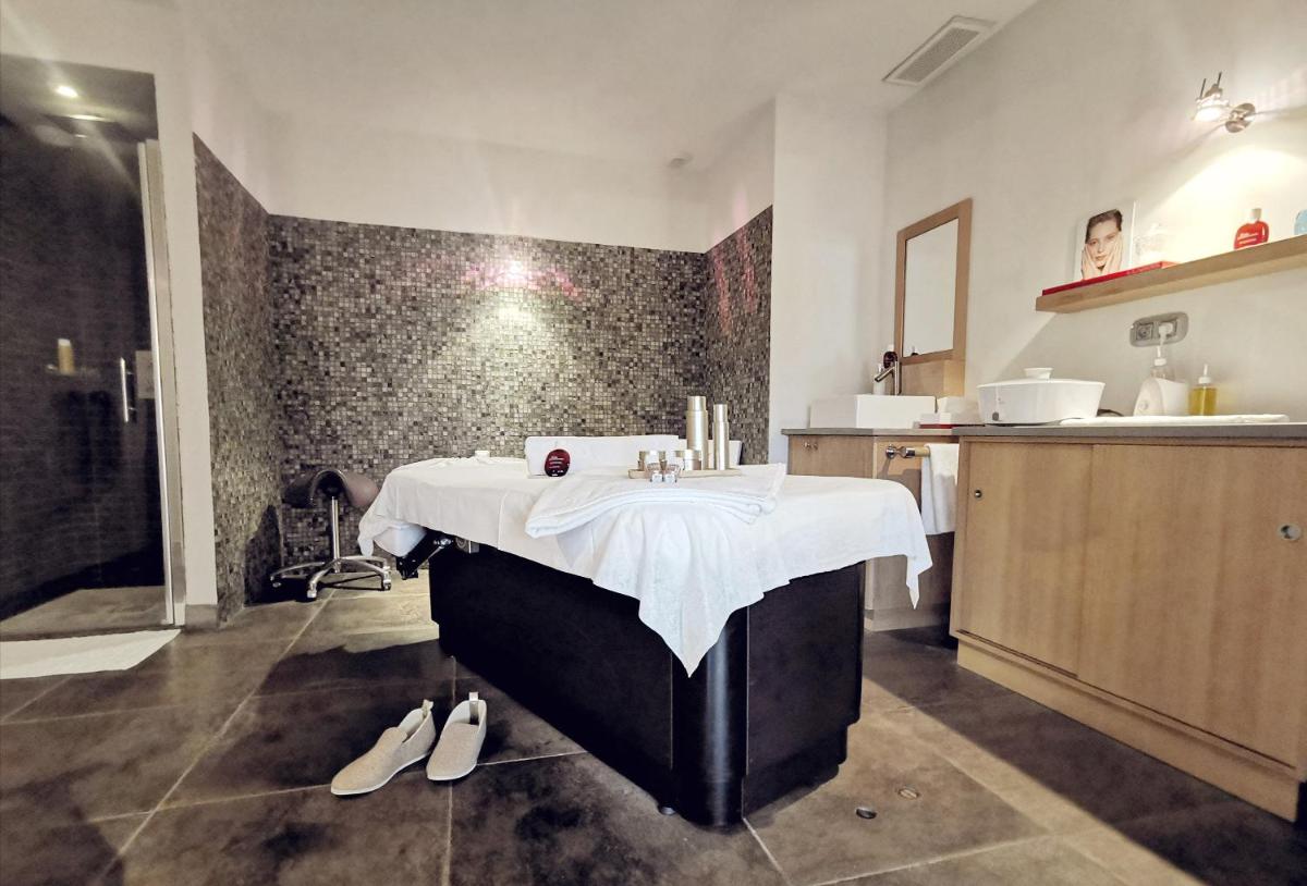 Salle de bains dans l'établissement Le Clos Saint-Martin Hôtel & Spa