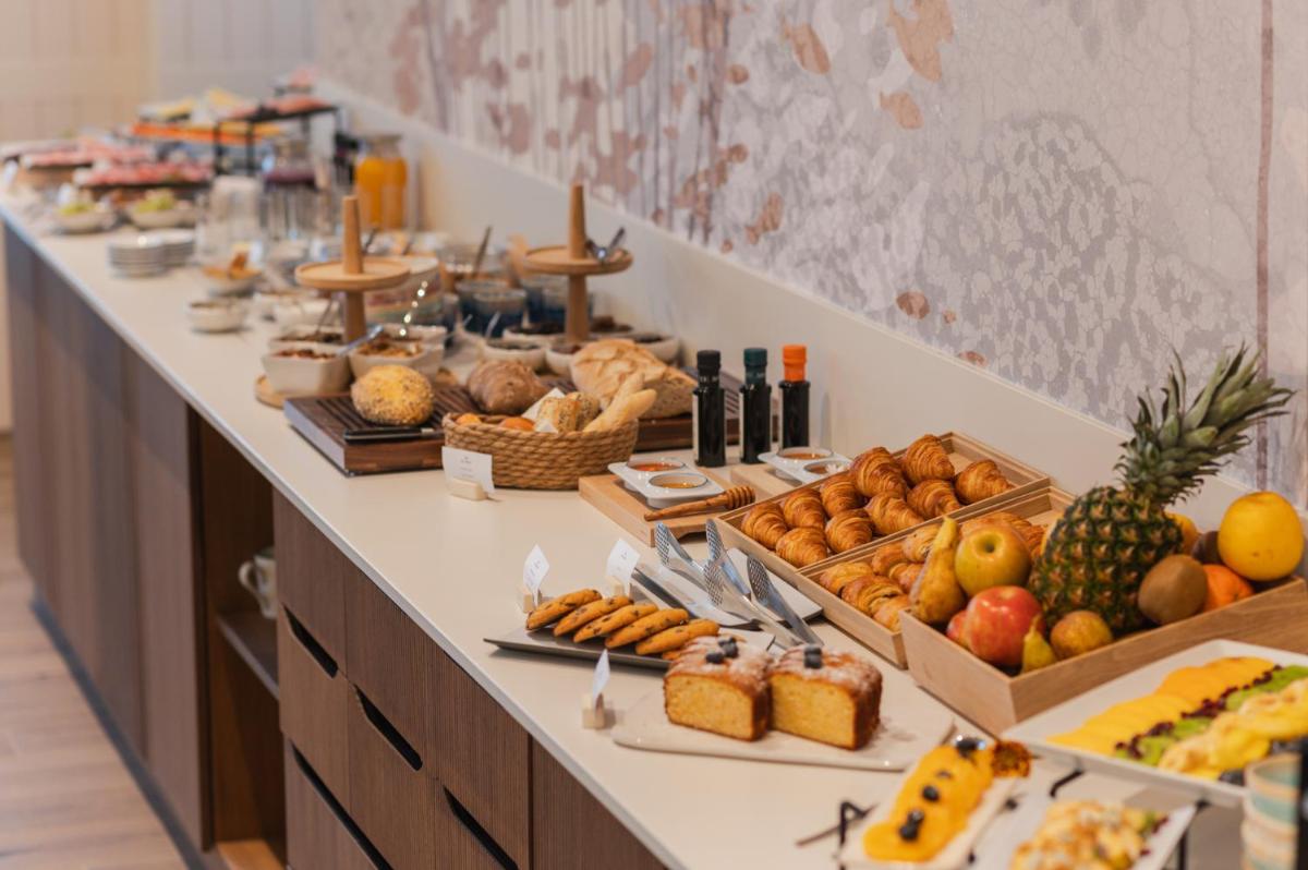 Comida en o cerca de este hotel