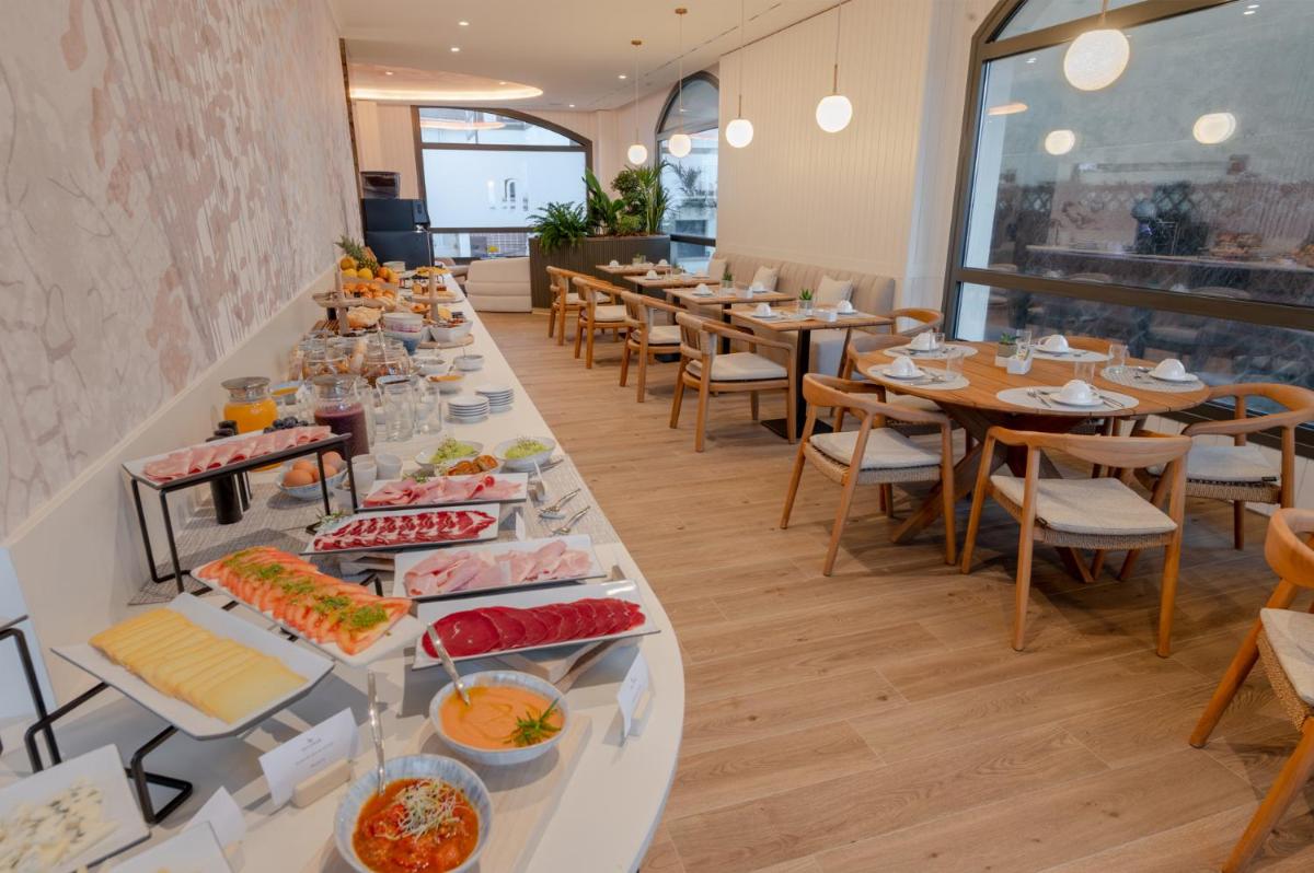 Comida en o cerca de este hotel