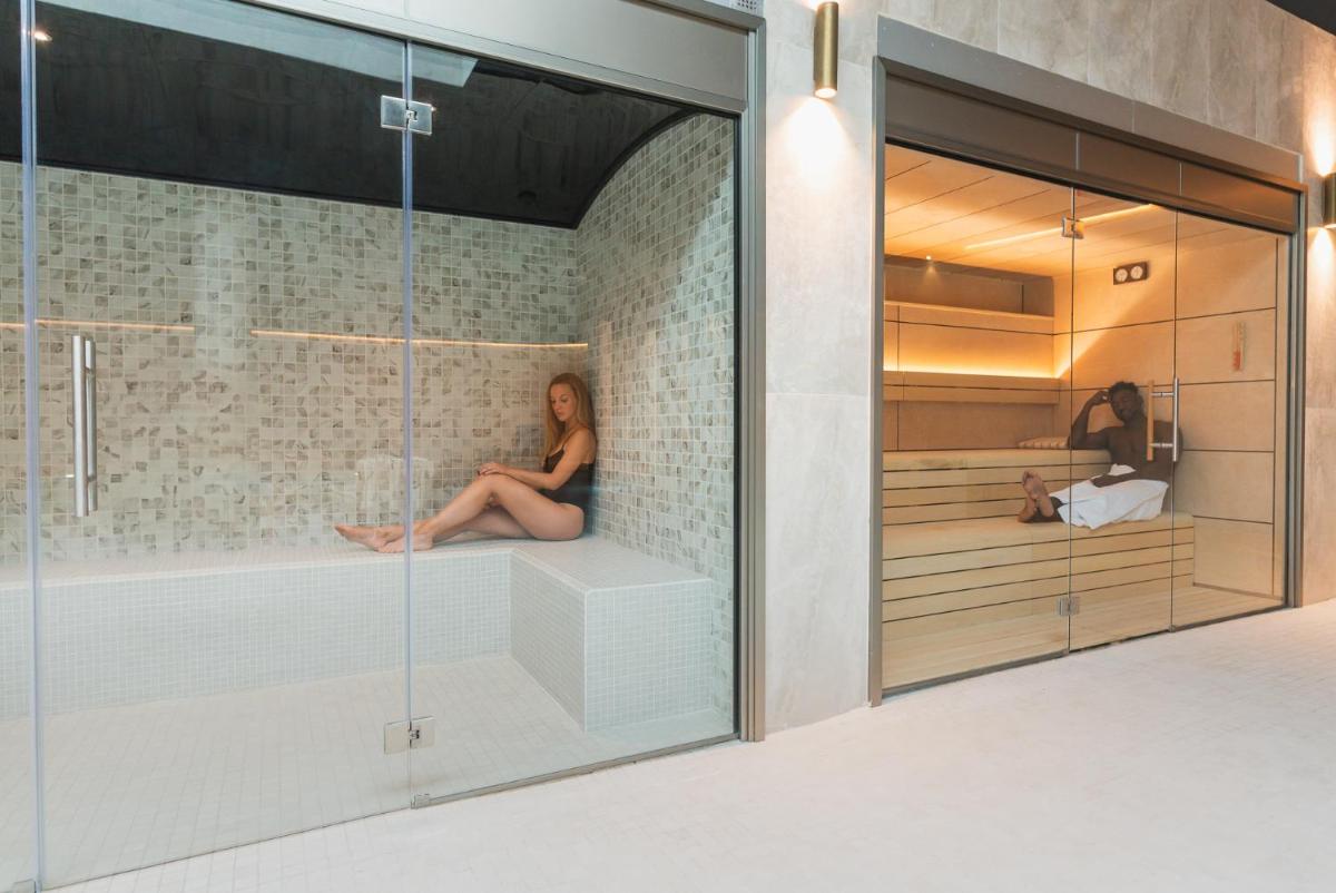 una mujer sentada en una bañera en una habitación en Hiru Uhinak, en Deba