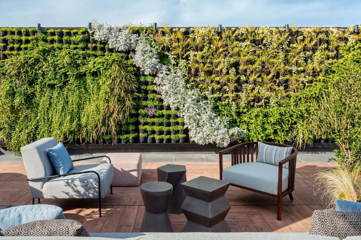 Jardín al aire libre en Radisson Collection Bilbao