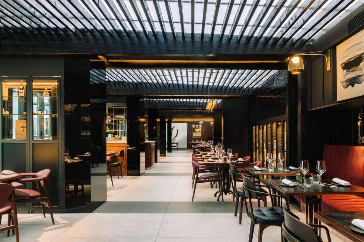 Un restaurante o sitio para comer en Radisson Collection Bilbao