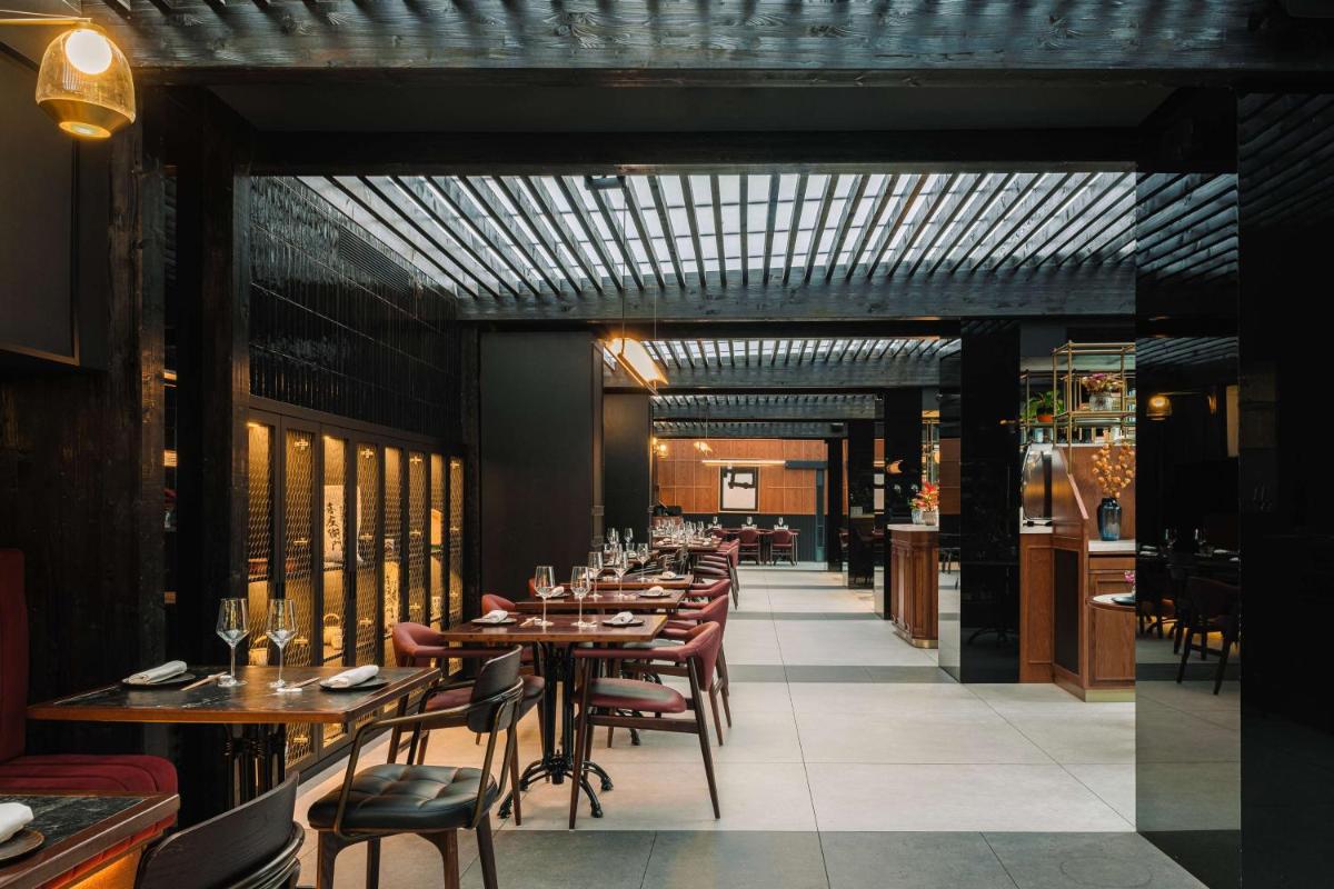 Un restaurante o sitio para comer en Radisson Collection Bilbao