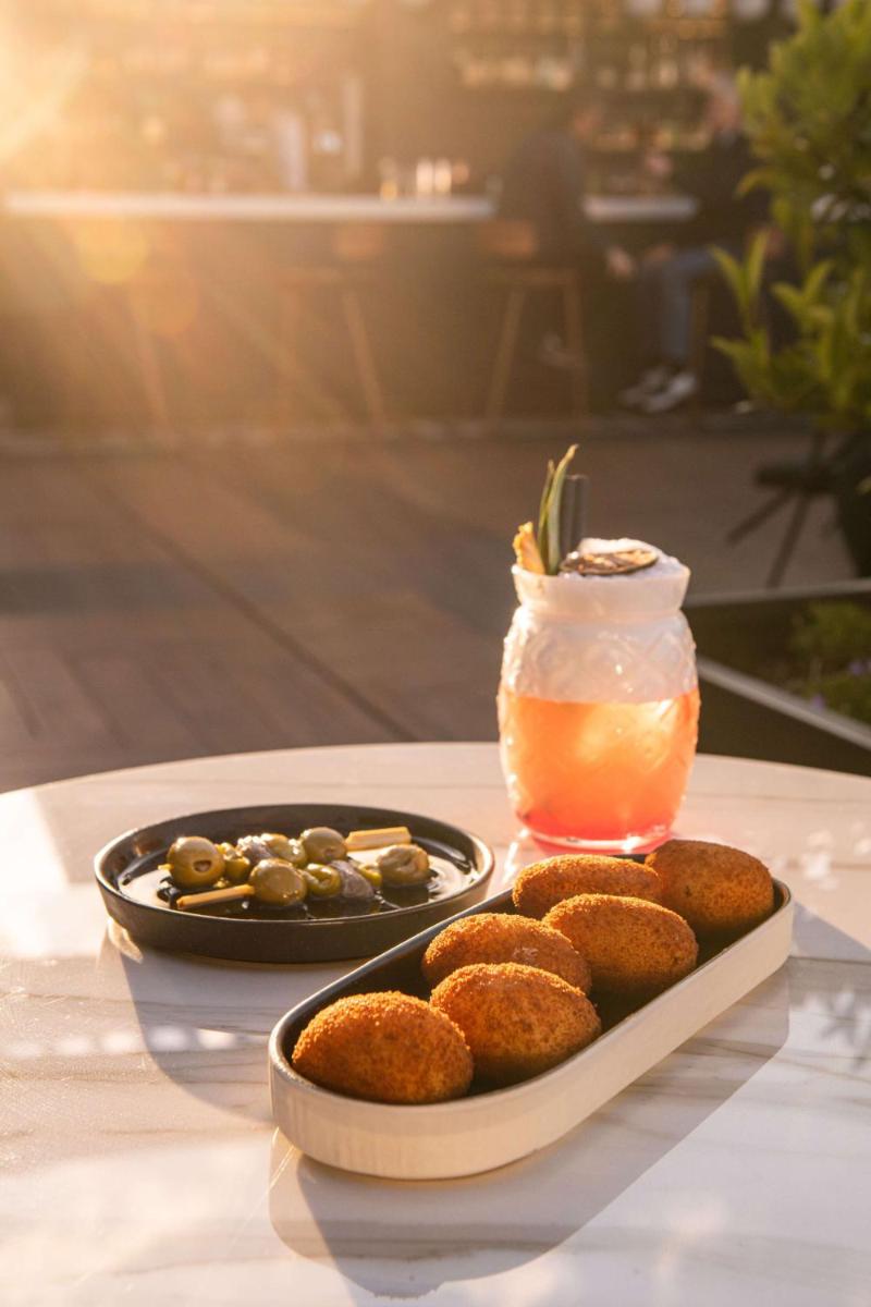 Comida en o cerca de este hotel