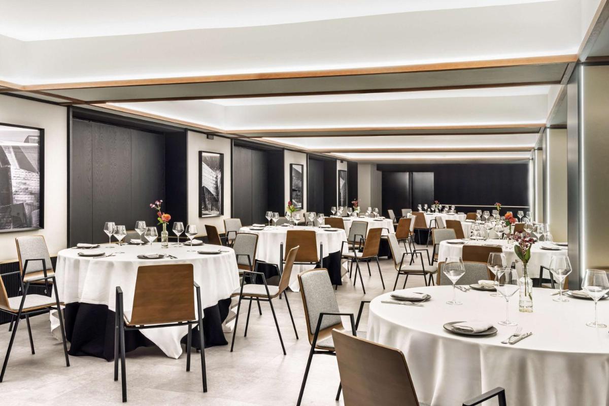Un restaurante o sitio para comer en Radisson Collection Bilbao