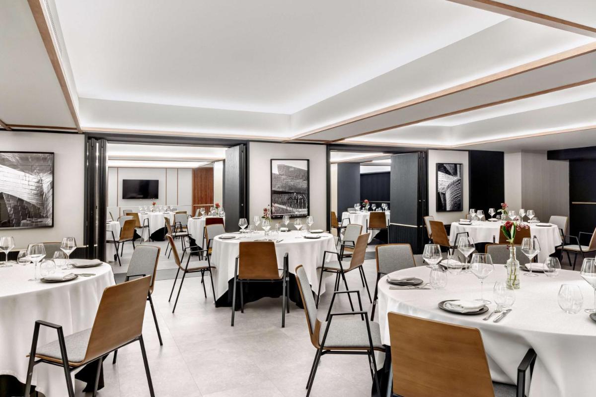 Un restaurante o sitio para comer en Radisson Collection Bilbao