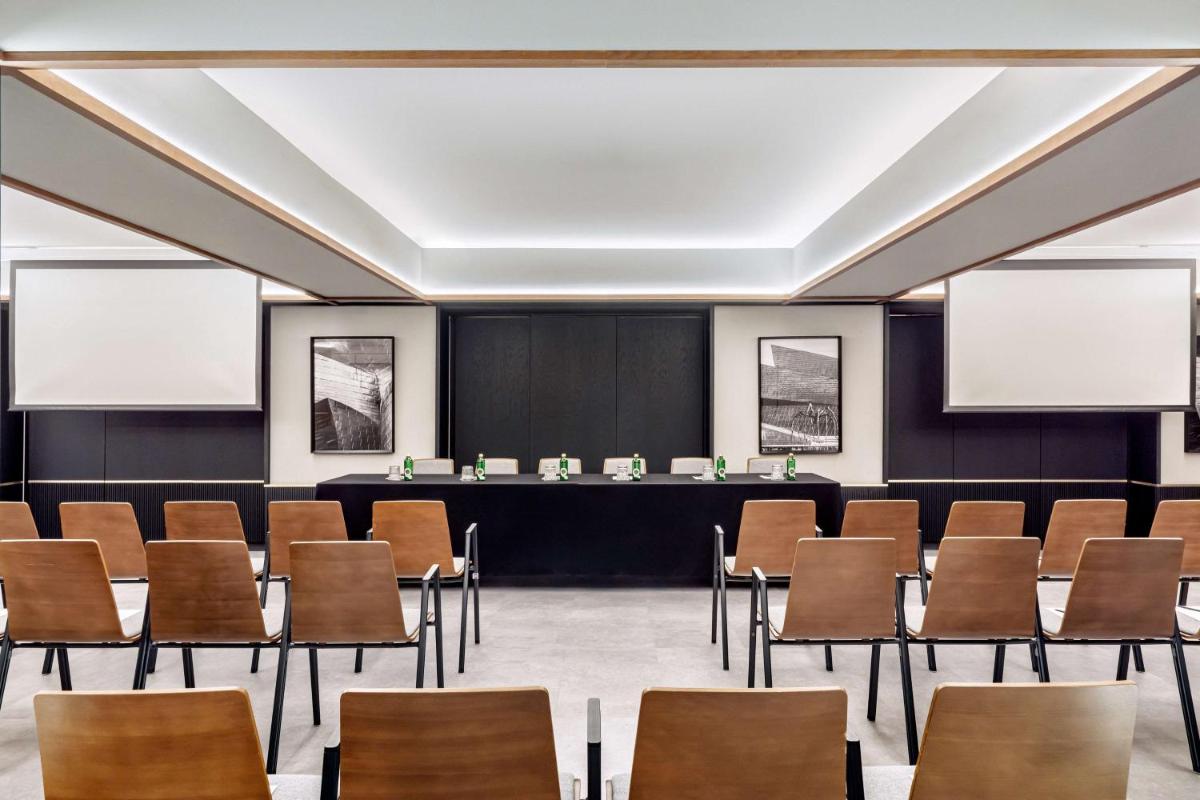 Zona business o sala de conferencias en Radisson Collection Bilbao