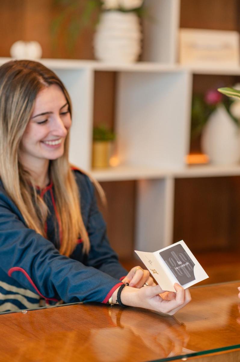 una mujer sentada en una mesa sosteniendo un libro en Hiru Uhinak, en Deba 51 fotos más