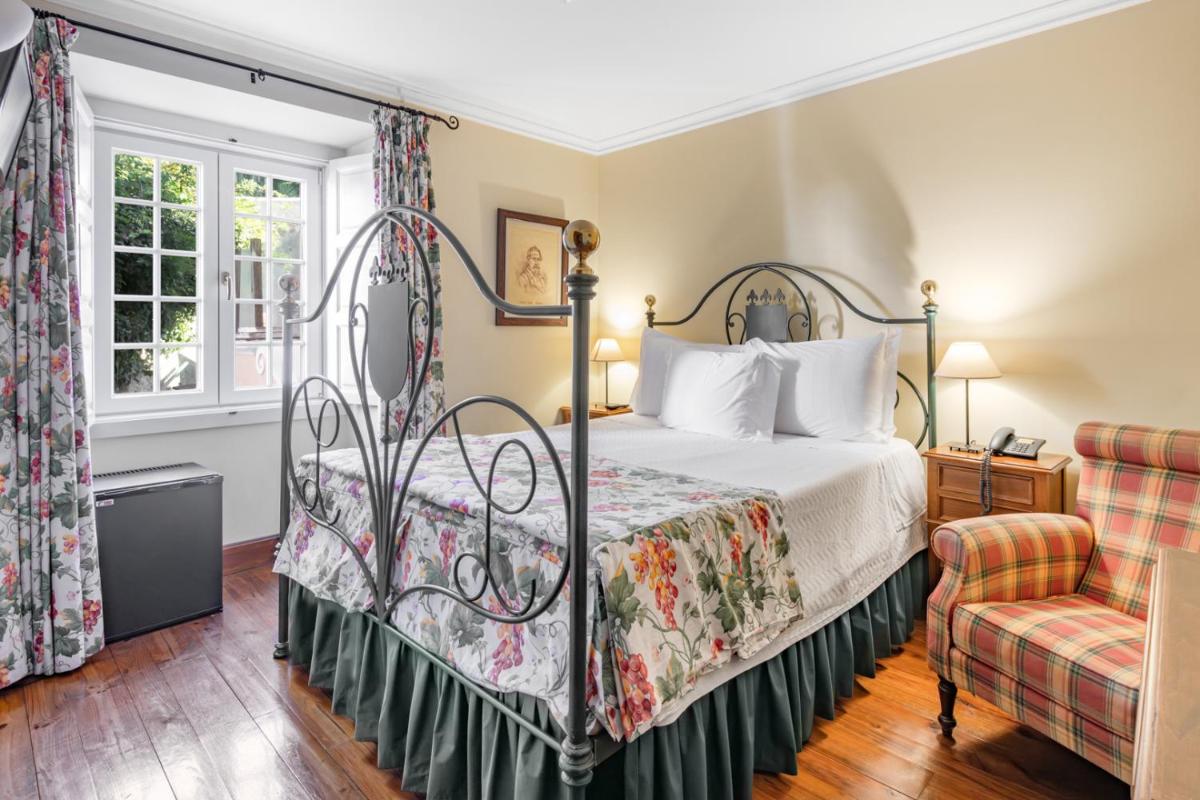 Uma cama ou camas num quarto em Lawrences Hotel