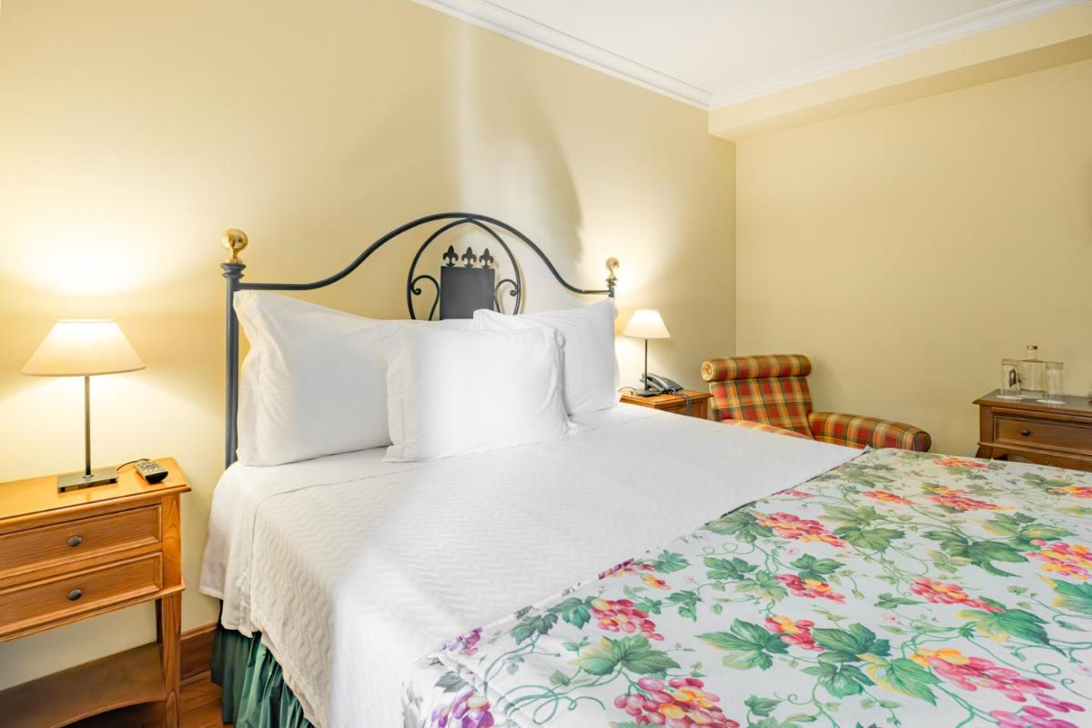 Uma cama ou camas num quarto em Lawrences Hotel