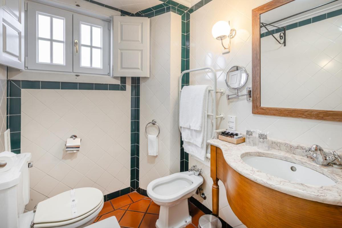 Uma casa de banho em Lawrences Hotel