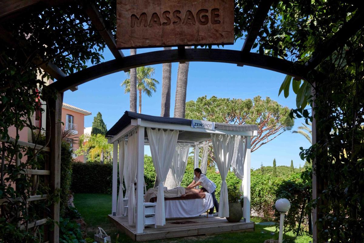 Um jardim no exterior de Four Seasons Vilamoura
