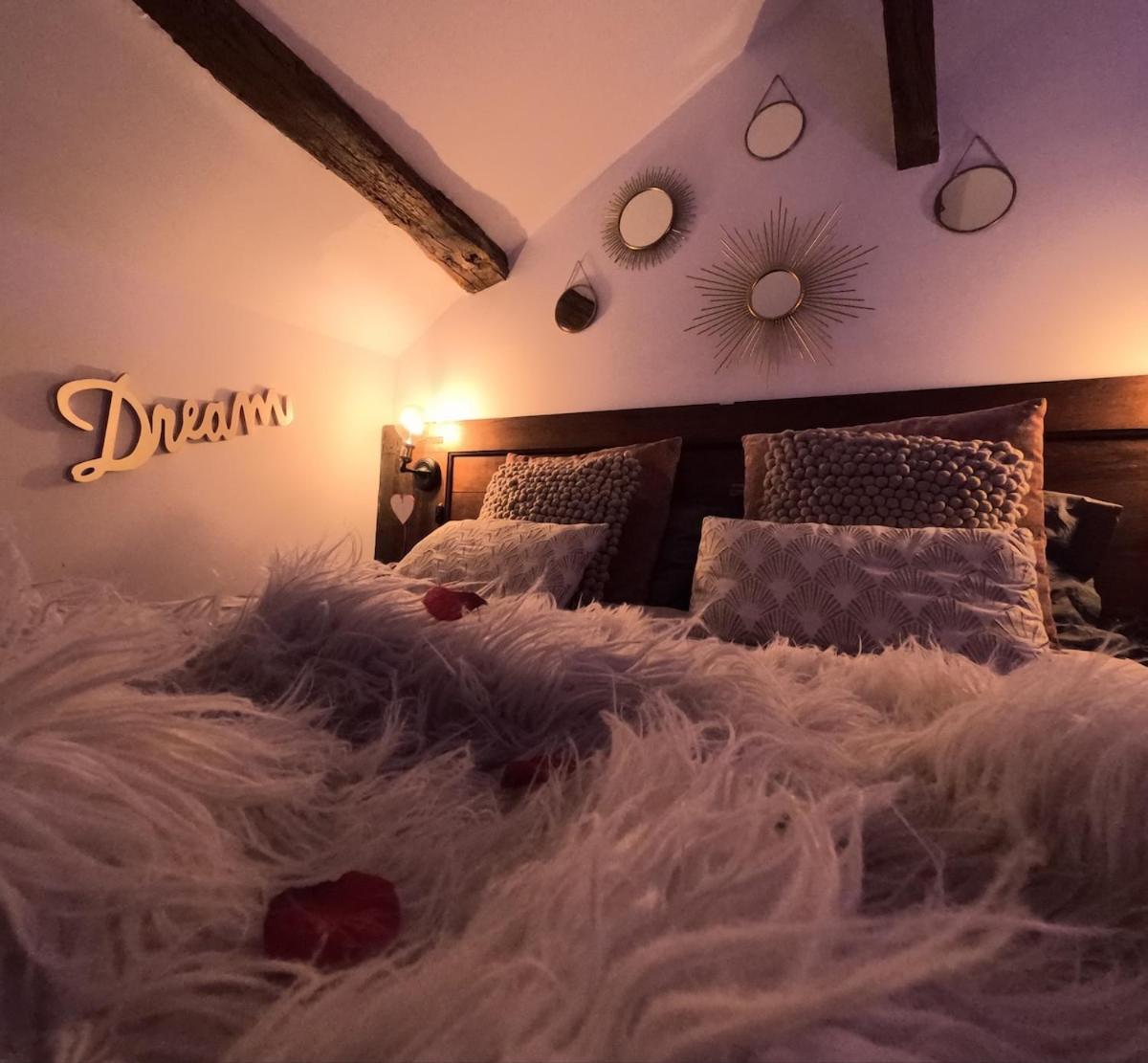 EscapadeVeyloise-Nuit romantique-Spa-Ciné-Champagne - Housity