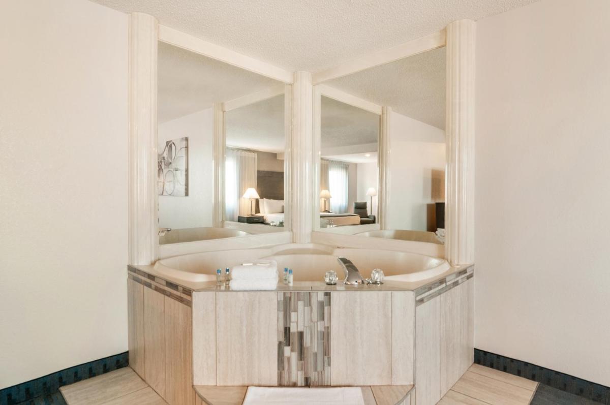 American Inn & Suites Metro Airport - Housity