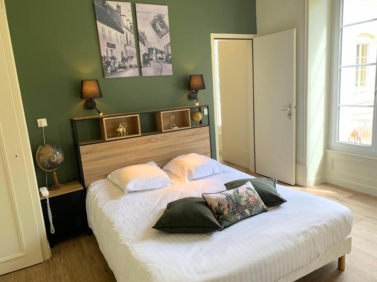 Un ou plusieurs lits dans un hébergement de l'établissement Grand Hôtel de Bourbon-Lancy - Spa et Restaurant - Logis