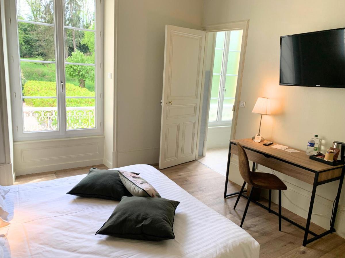 Un ou plusieurs lits dans un hébergement de l'établissement Grand Hôtel de Bourbon-Lancy - Spa et Restaurant - Logis