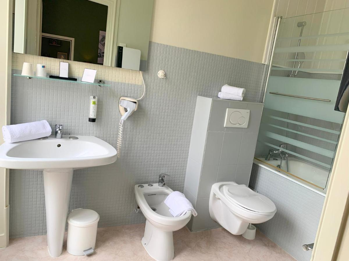 Salle de bains dans l'établissement Grand Hôtel de Bourbon-Lancy - Spa et Restaurant - Logis