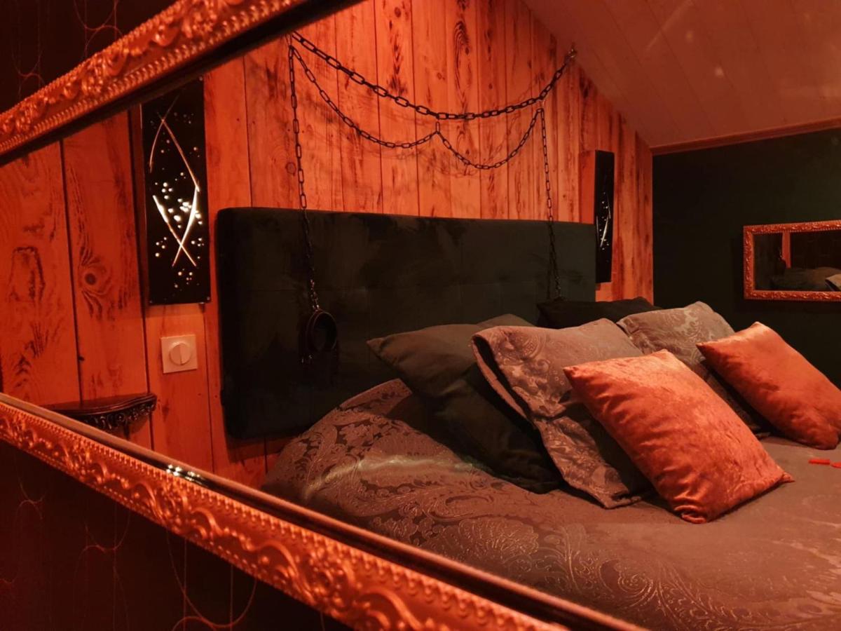 Love Room Vendee - The Secrets of the Chateau - Housity