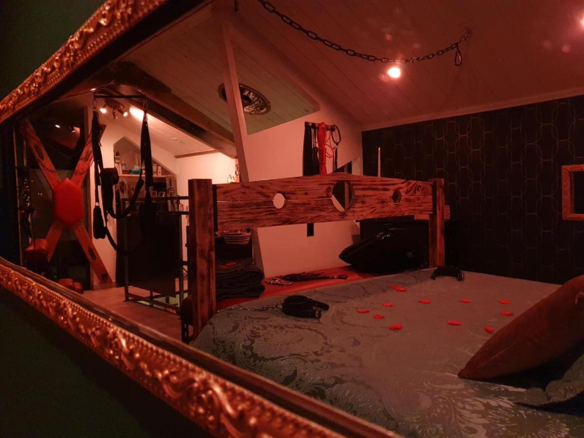 Love Room Vendee - The Secrets of the Chateau - Housity