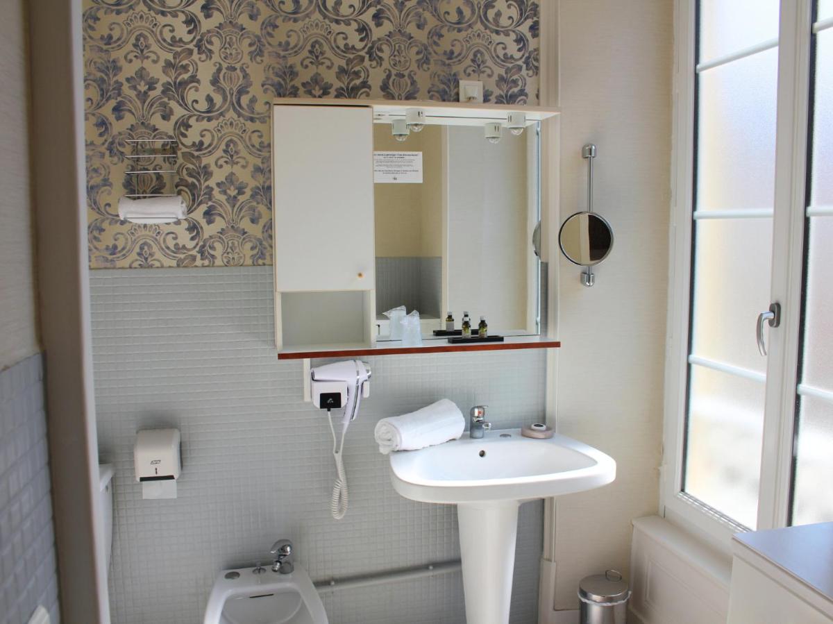 Salle de bains dans l'établissement Grand Hôtel de Bourbon-Lancy - Spa et Restaurant - Logis