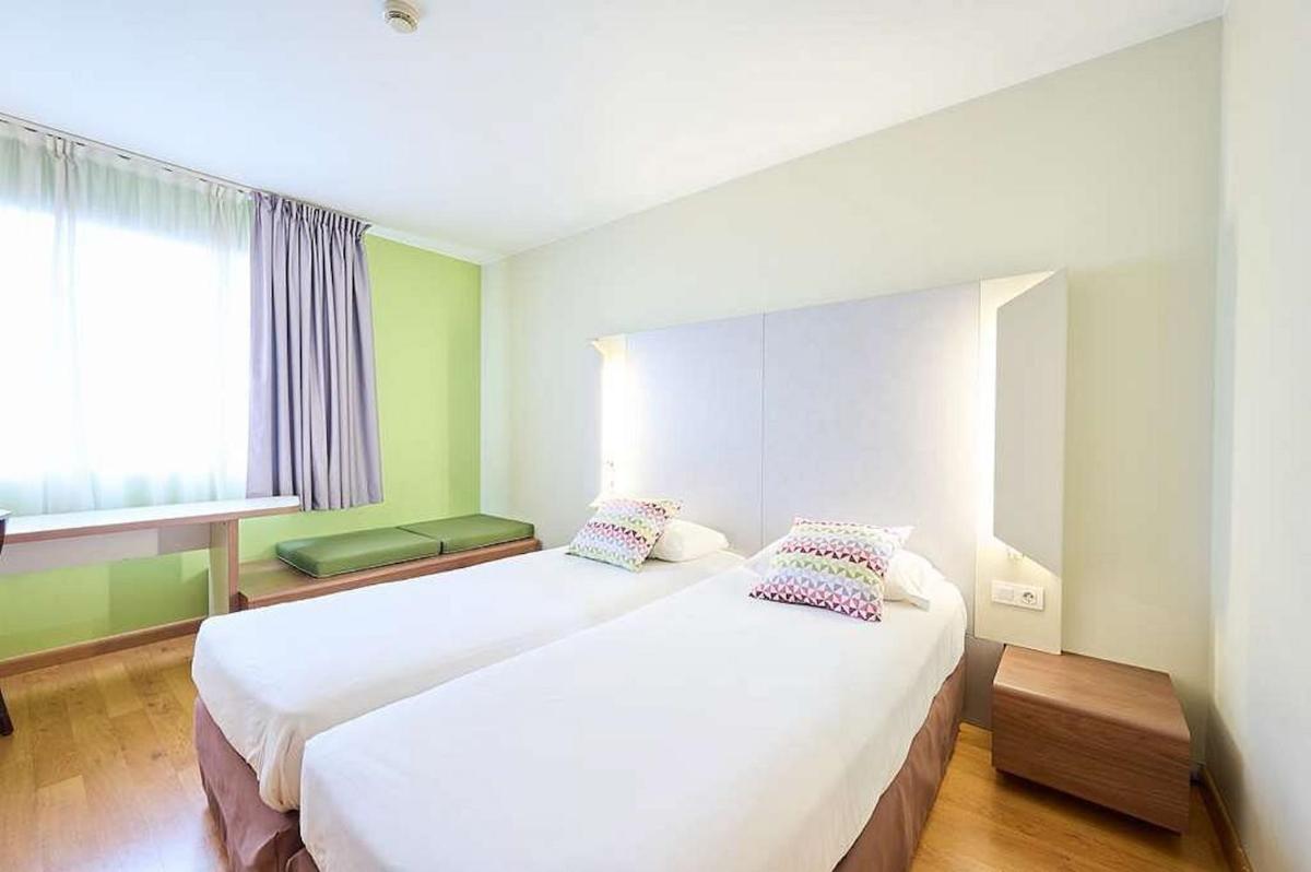 Travelodge BCN Cornella Fira - Housity