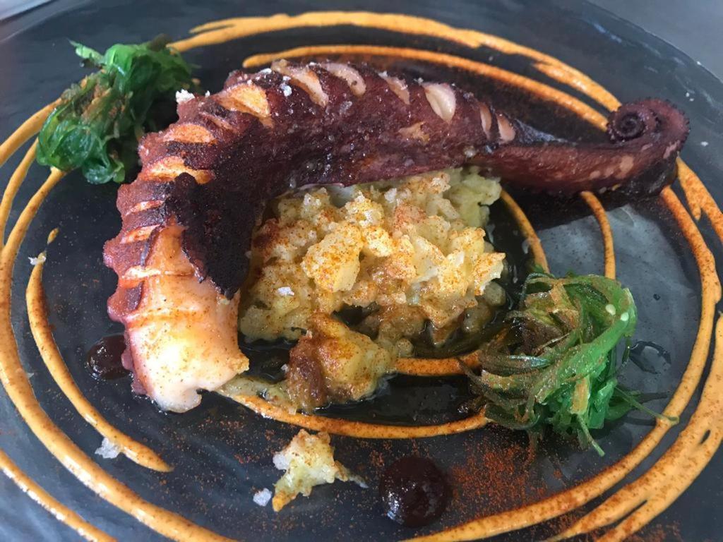 Comida en o cerca de este hotel
