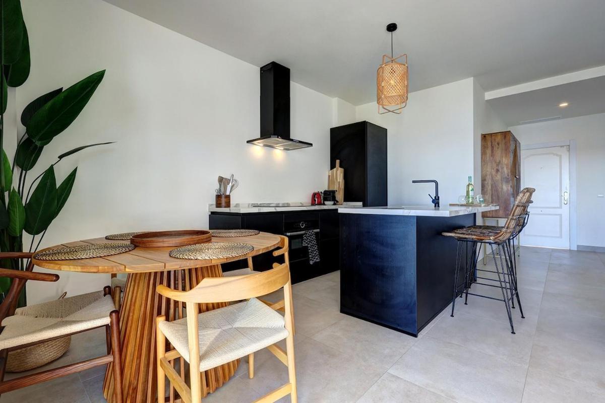 Apartment Diez in Estepona spacious balcony and sea view - Housity
