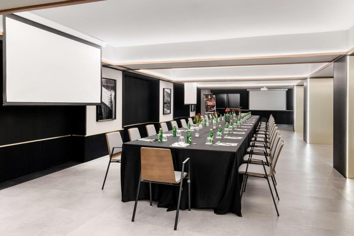 Zona business o sala de conferencias en Radisson Collection Bilbao