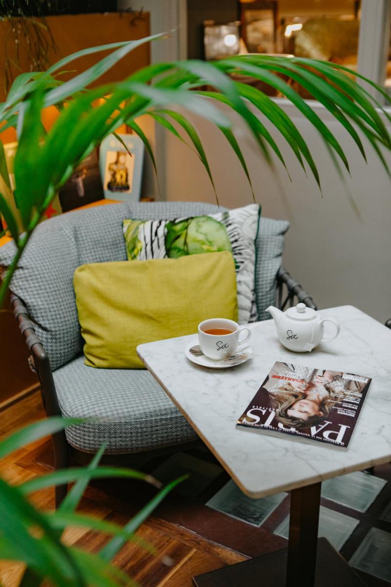 - une table basse avec deux tasses de café dans l'établissement Hotel Le Six, à Paris