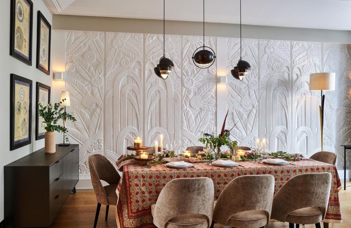 une salle à manger avec une table et des chaises dans l'établissement Maison Boissière BARNES Residences, à Paris
